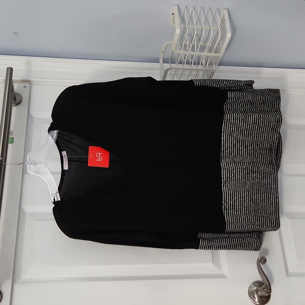 NWT Summer 10 v-neck sweater top. Size M.